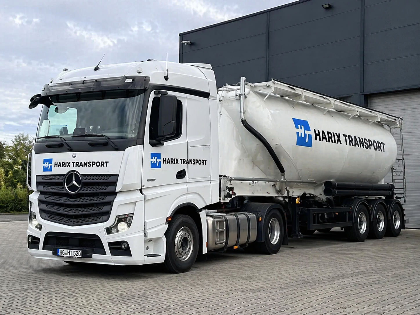 Siloabsetzkipper von Harix Transport für Containerlogistik